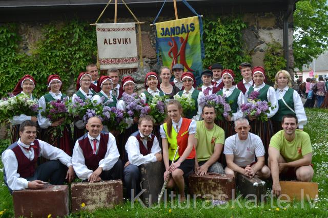 Novada svētkos pirms gājiena 2011.g.